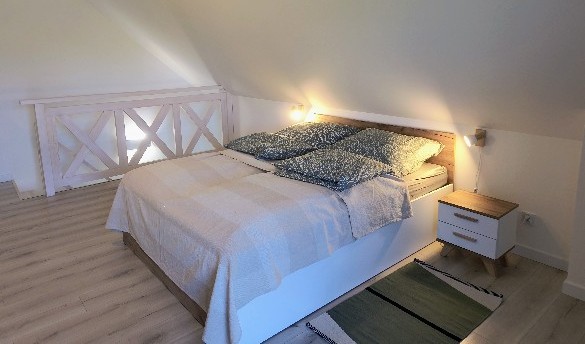 sypialnia na poddaszu z łóżkiem