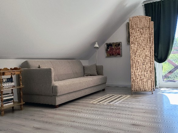 kanapa i parawan na piętrze