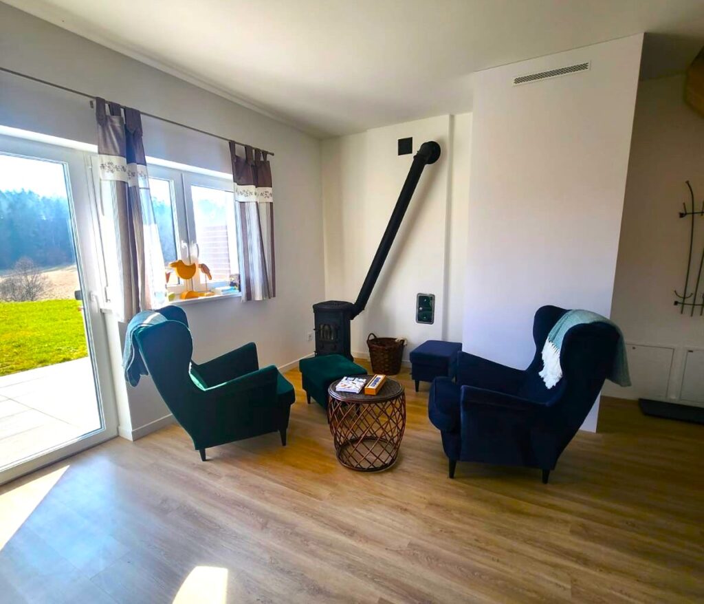 kącik wypoczynkowy z kozą do ogrzewania