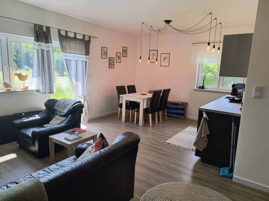 widok na jadalnie i kuchnię