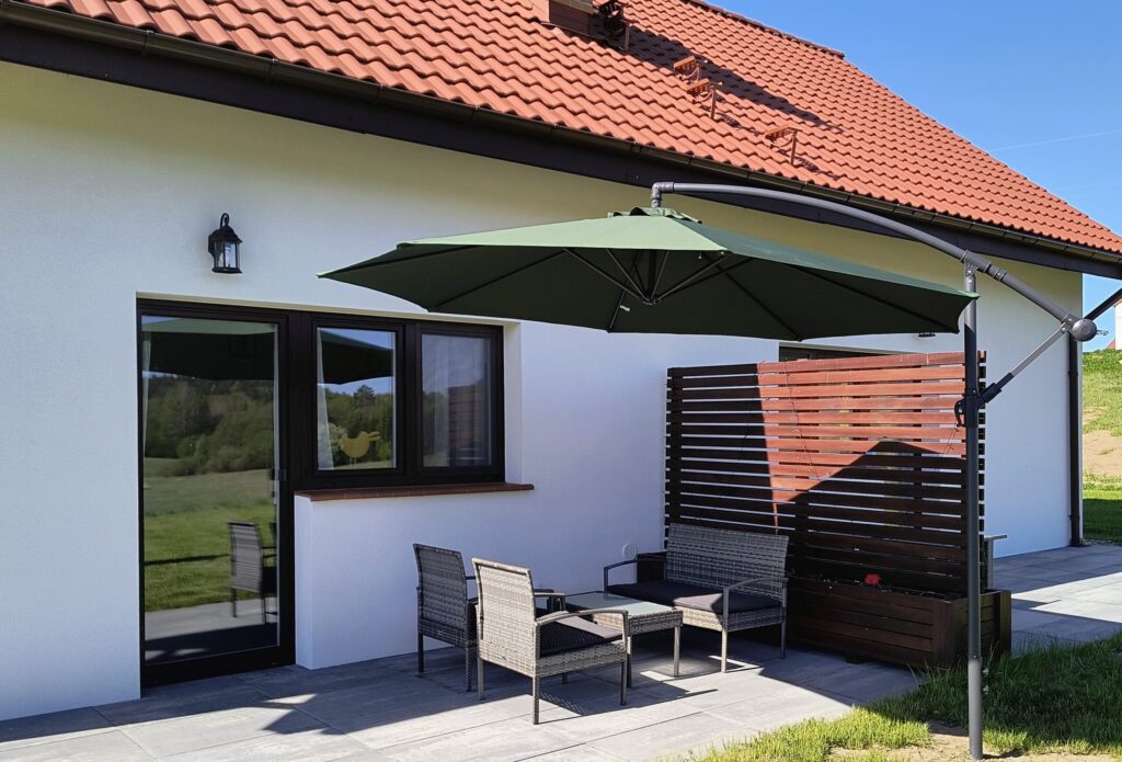 taras z parasolem ogrodowym