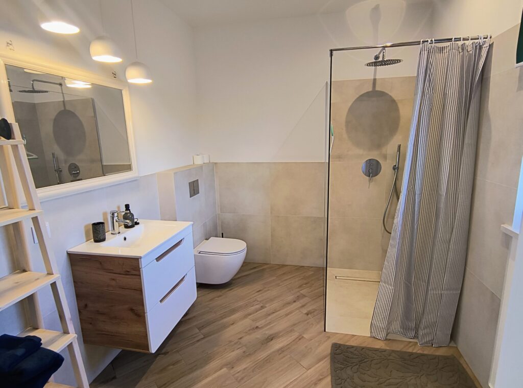 łazienka z kabiną prysznicową