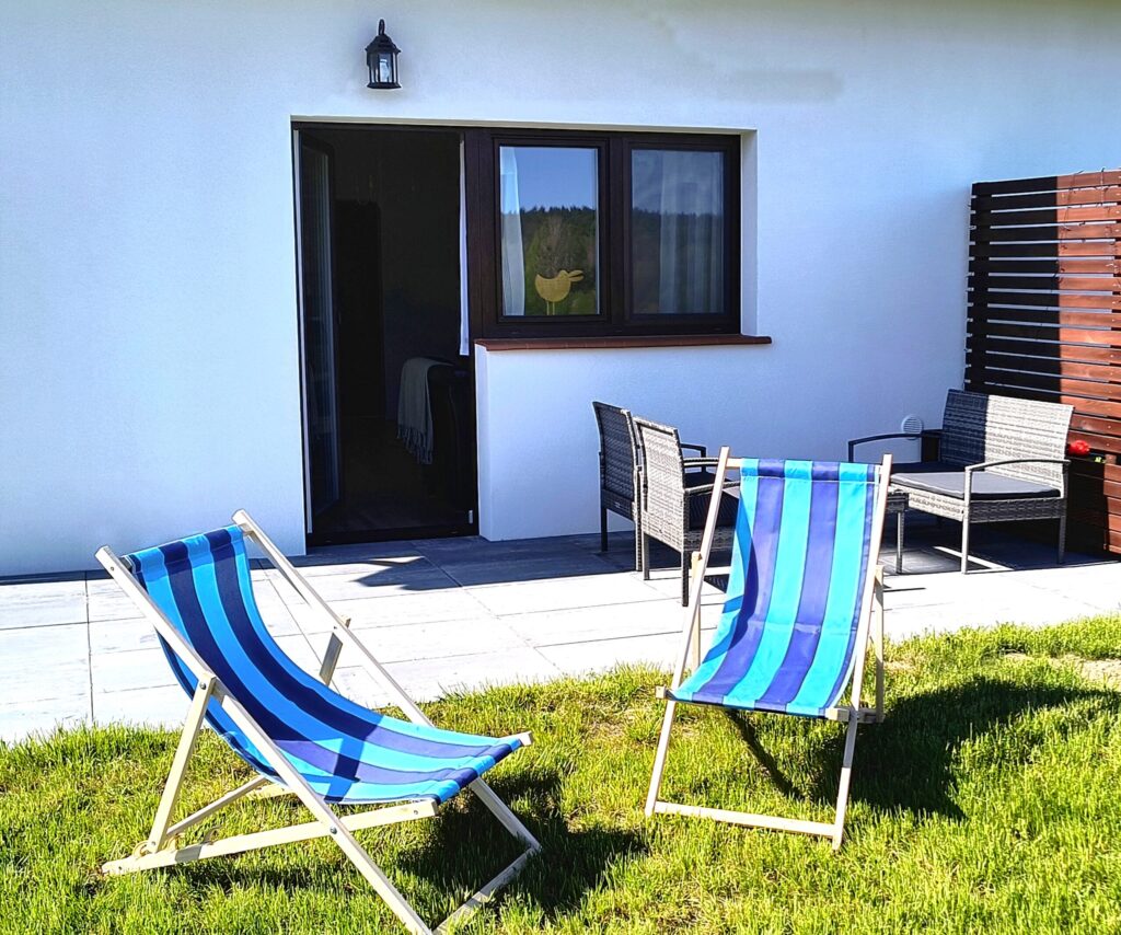 leżaki na tarasie